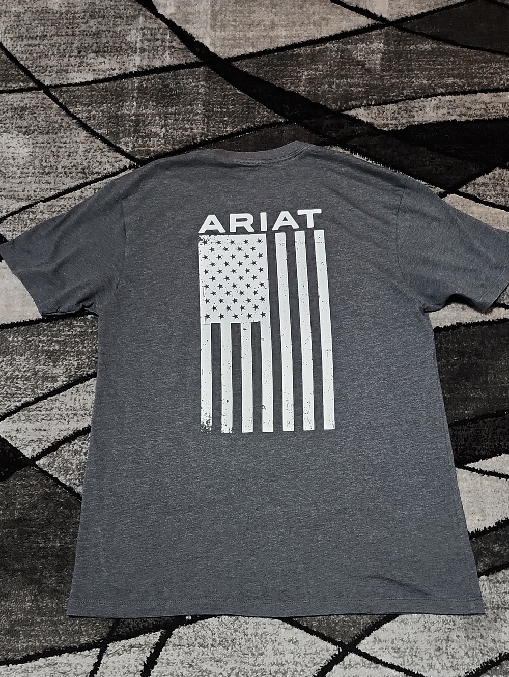 ARIAT FREEDOM GRAPHIC DISTRESSED AMERICAN FLAG CHARCOAL GRAY SHORT-SLEEVE T-SHIR